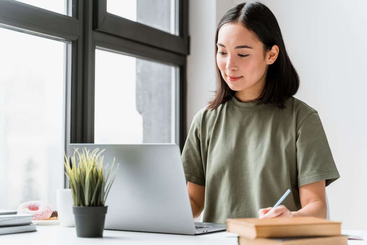Žena provádějící videohovor na notebooku
