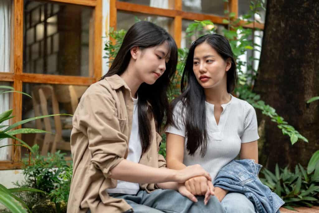 Was ist ein Euphemismus? Definition und Beispiele 5 A caring woman is comforting and encouraging her sad friend