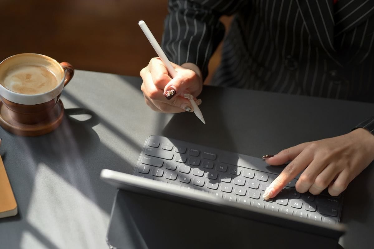 Ο ειλικρινής Walter γράφει κριτική για την τεχνητή νοημοσύνη: Πλήρης ανάλυση και βασικές πληροφορίες