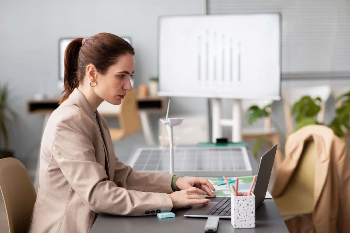 Como usar a IA no trabalho com cautela: práticas recomendadas e ferramentas