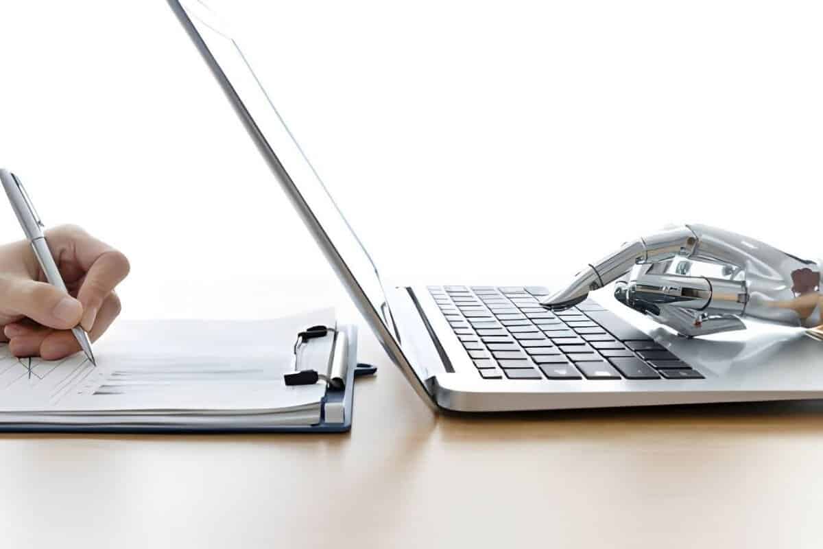 robot pracujący na laptopie