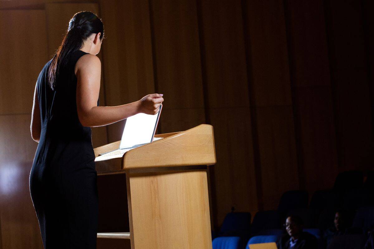 Kvindelig virksomhedsleder holder tale