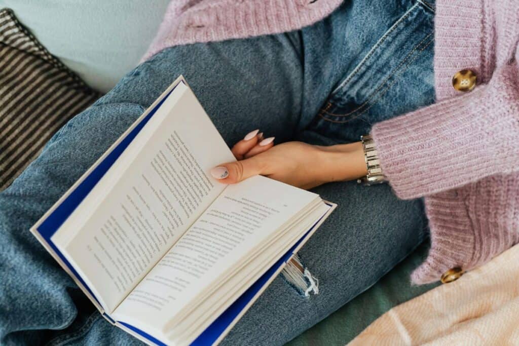 Από πάνω λήψη ενός ατόμου που κρατά ένα βιβλίο