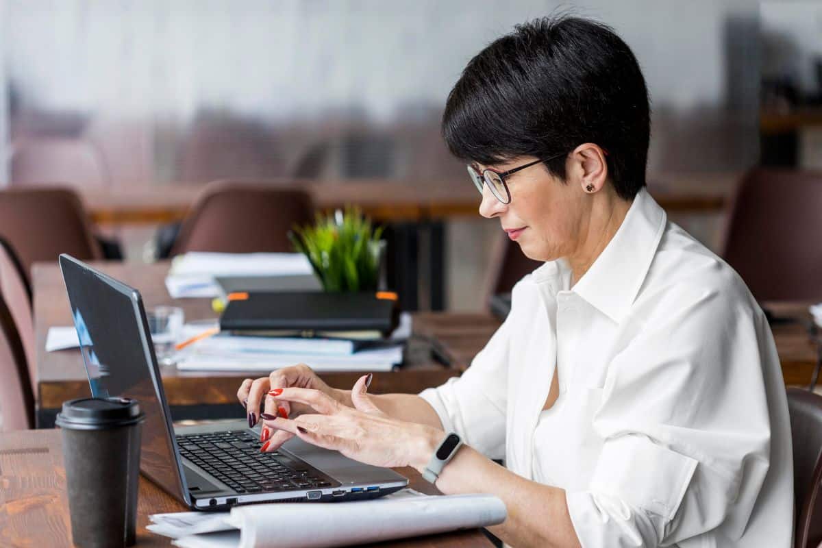 Análise do Easemate AI: qual é a precisão das suas ferramentas de escrita?