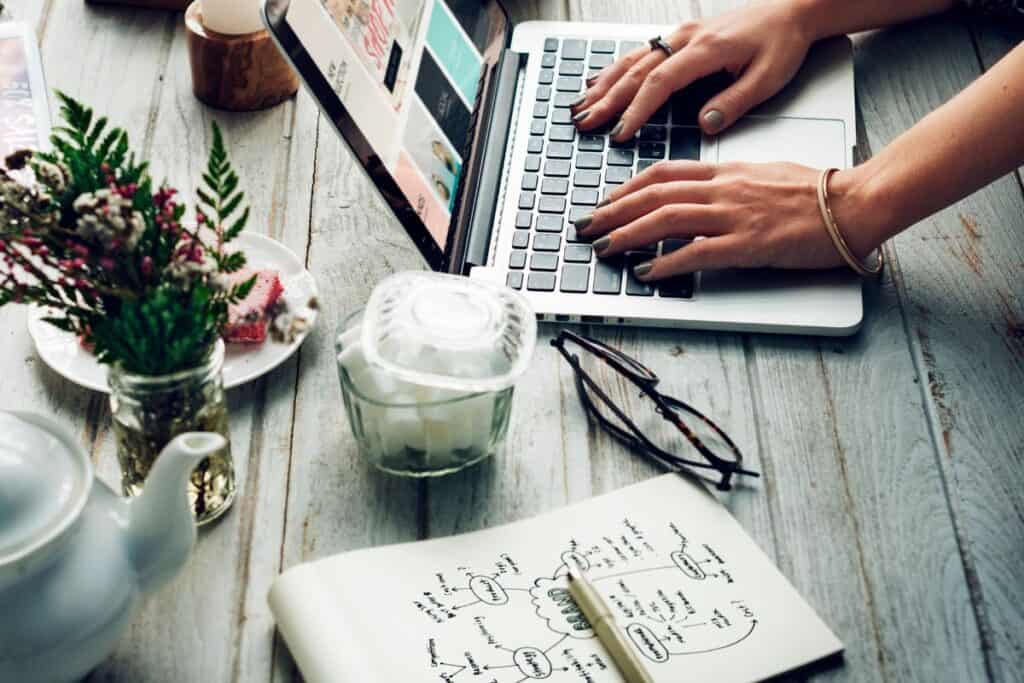 Вид сбоку на женщину, использующую ноутбук