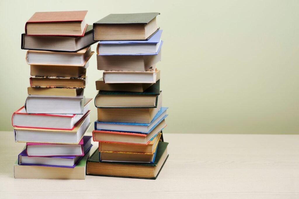 Στοιβαγμένα βιβλία διαφορετικών χρωμάτων και μεγεθών