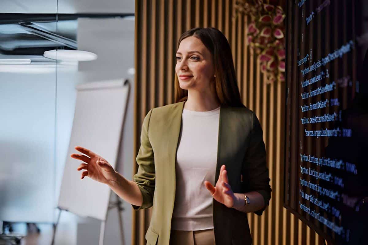 Γυναίκα που δίνει διάλεξη μπροστά σε ακροατήριο