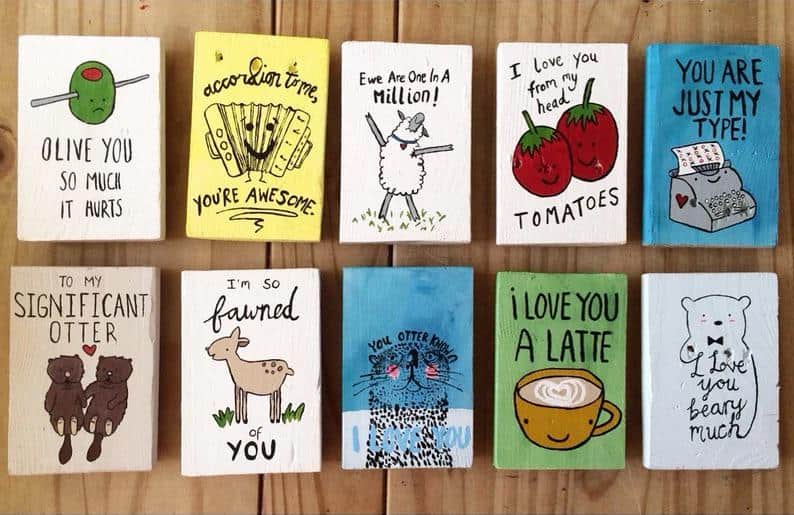 Hvad er ordspil: Definition, anvendelse og tips 4 Illustration, der viser eksempler på ordspil, herunder ordspil og humoristisk sprogbrug