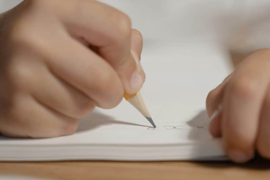 Uma pessoa escrevendo em um caderno