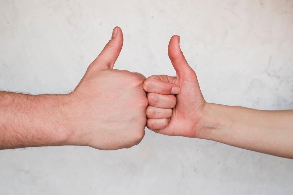 Ręce pokazujące znak kciuka w górę