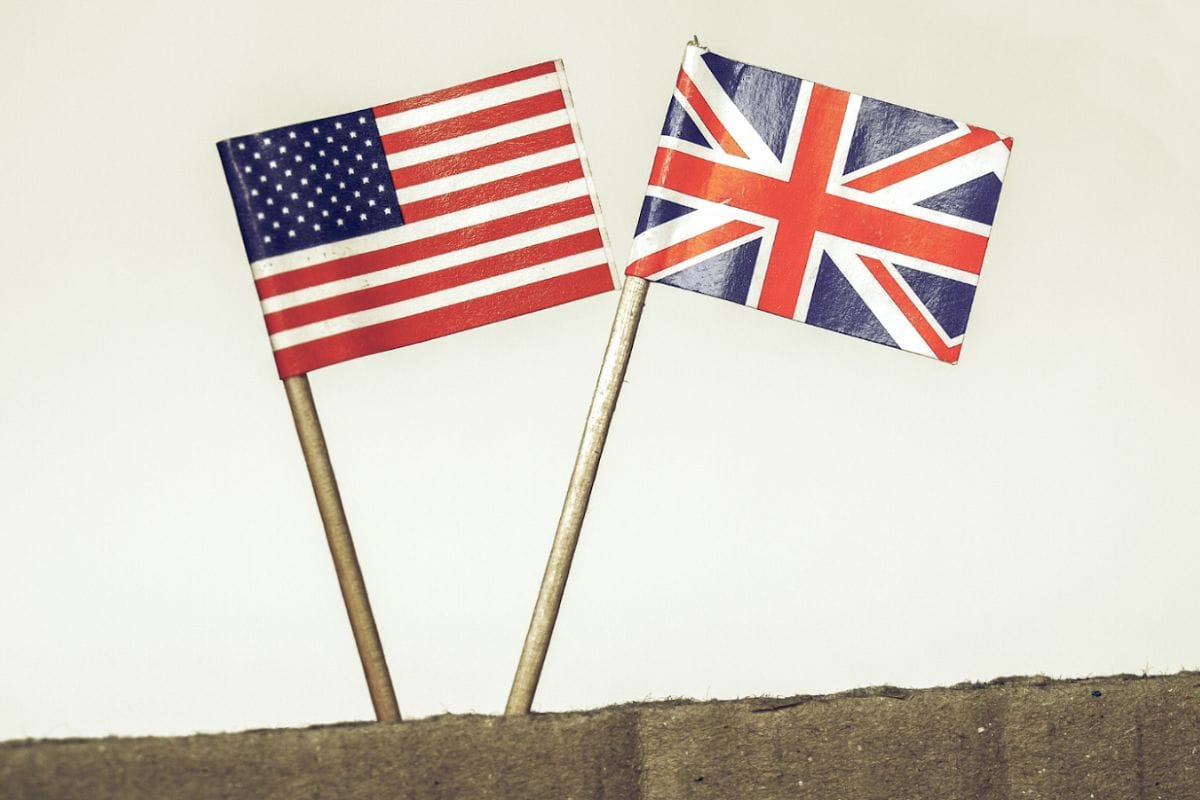 σημαίες Ηνωμένου Βασιλείου και ΗΠΑ