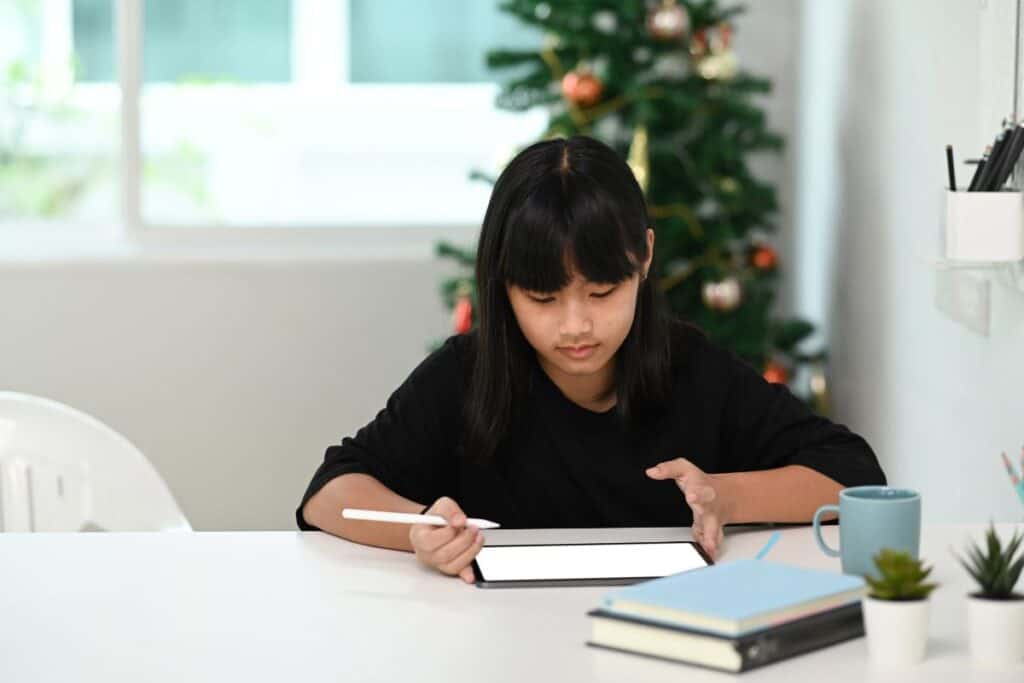 Come usare il punto e virgola: Regole, suggerimenti ed esempi 4 Schoolgirl using digital tablet studying her online lesson at home.