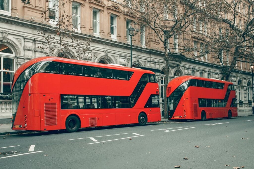 Φωτογραφία λεωφορείων στους δρόμους μιας ευρωπαϊκής πόλης