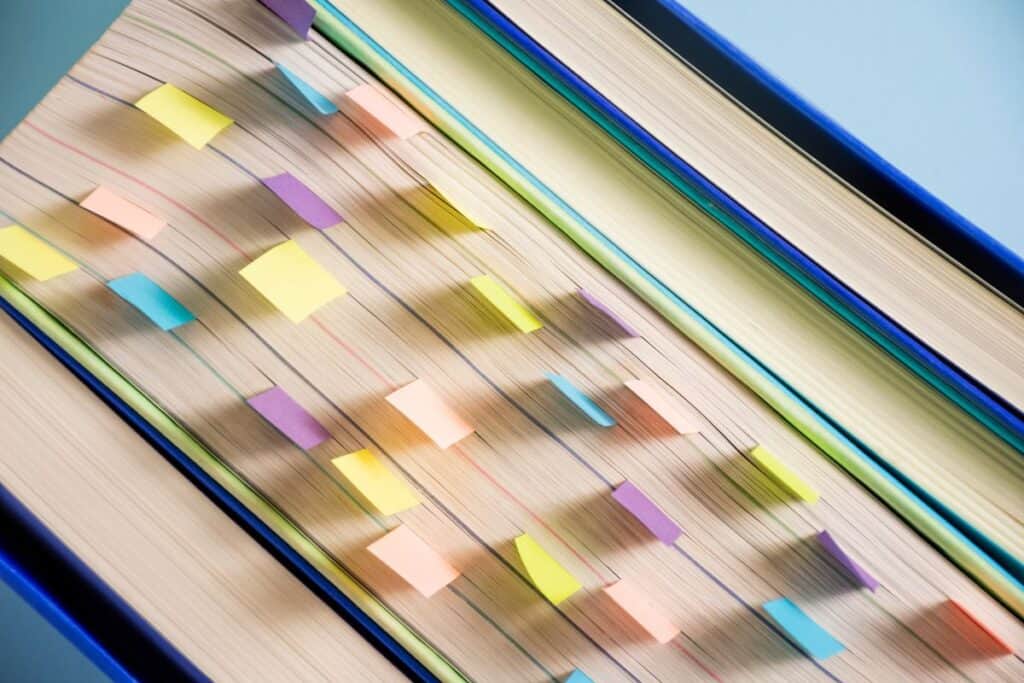 带彩色书签的顶视图图书