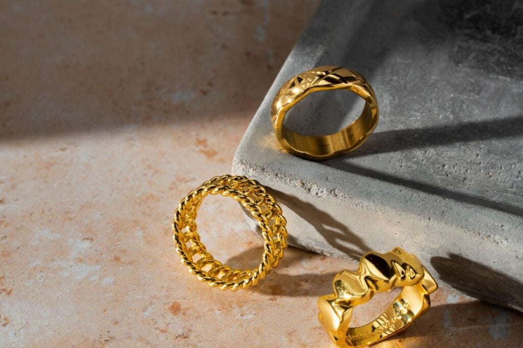 Vista de um luxuoso anel dourado em uma bandeja de pedra ou concreto