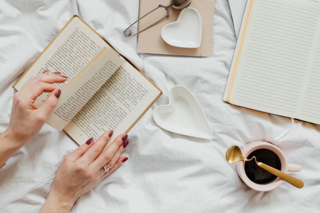 日曜日の午後、ベッドの上で小説を読む女性