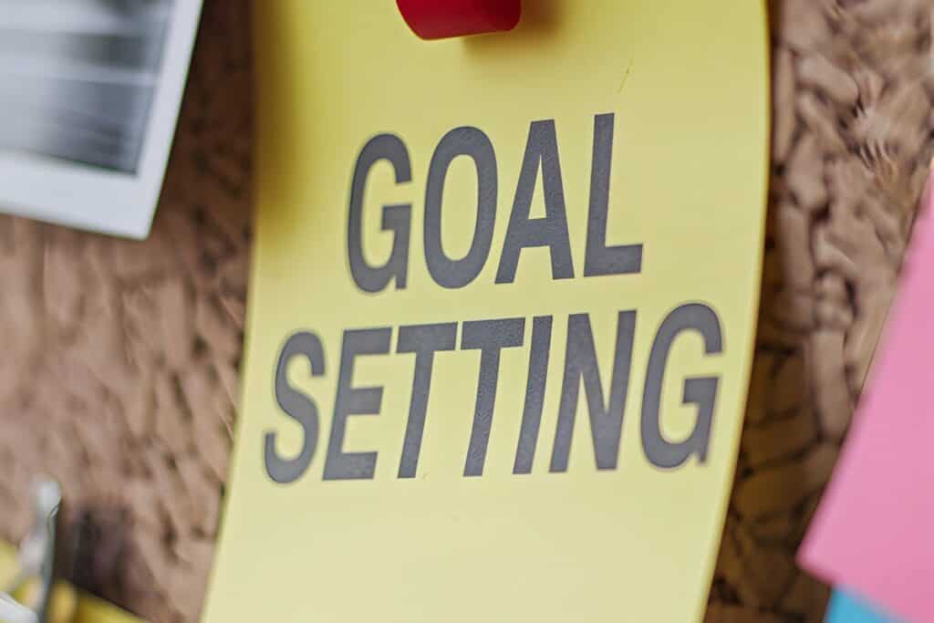 Sticky note with goal setting highlights focus and aspiration mobile wallpaper
