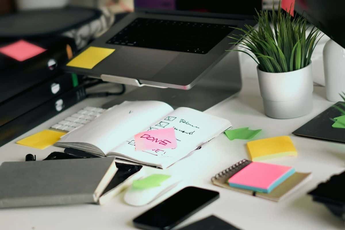 Захламленный стол с различными канцелярскими принадлежностями