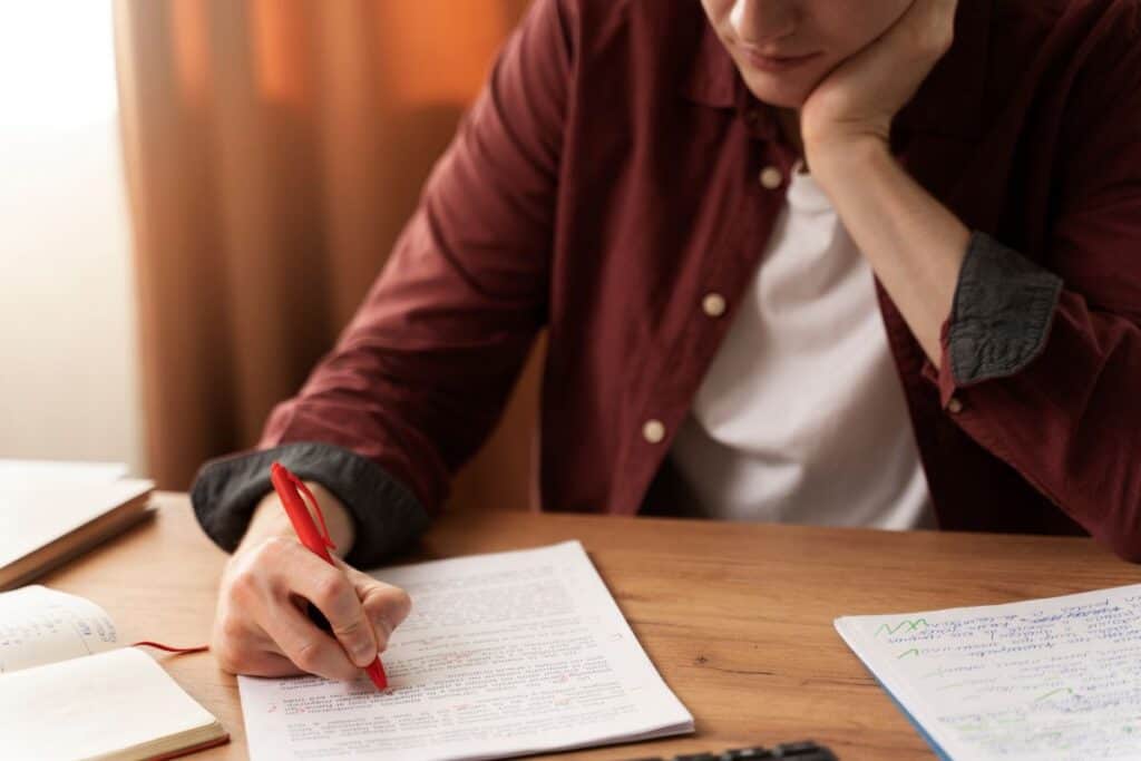 Vista frontal hombre corrigiendo errores gramaticales