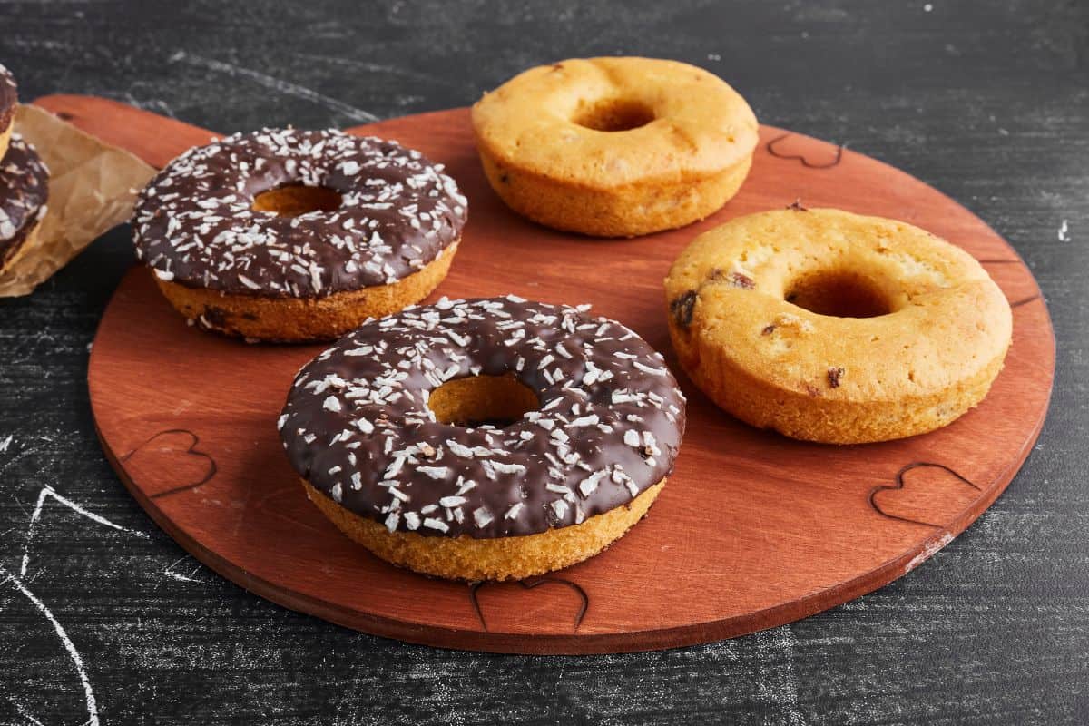 Шоколадные пончики на круглом деревянном блюде