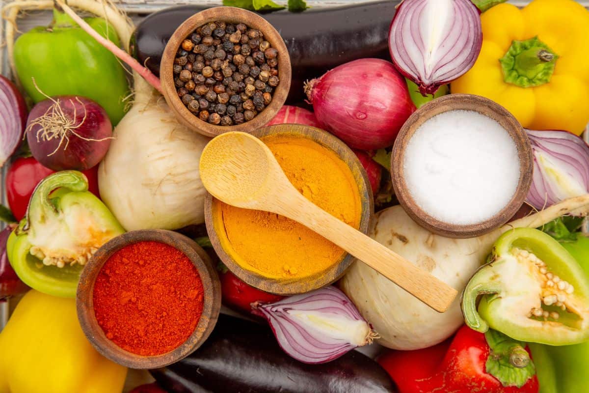 Vista dall'alto composizione di verdure fresche con condimenti