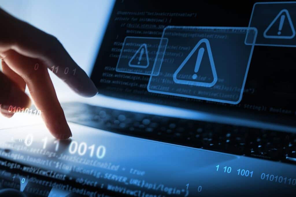 Come evitare il rilevamento dell'intelligenza artificiale: È possibile? 4 Cyber security concept man using computer with system hacked