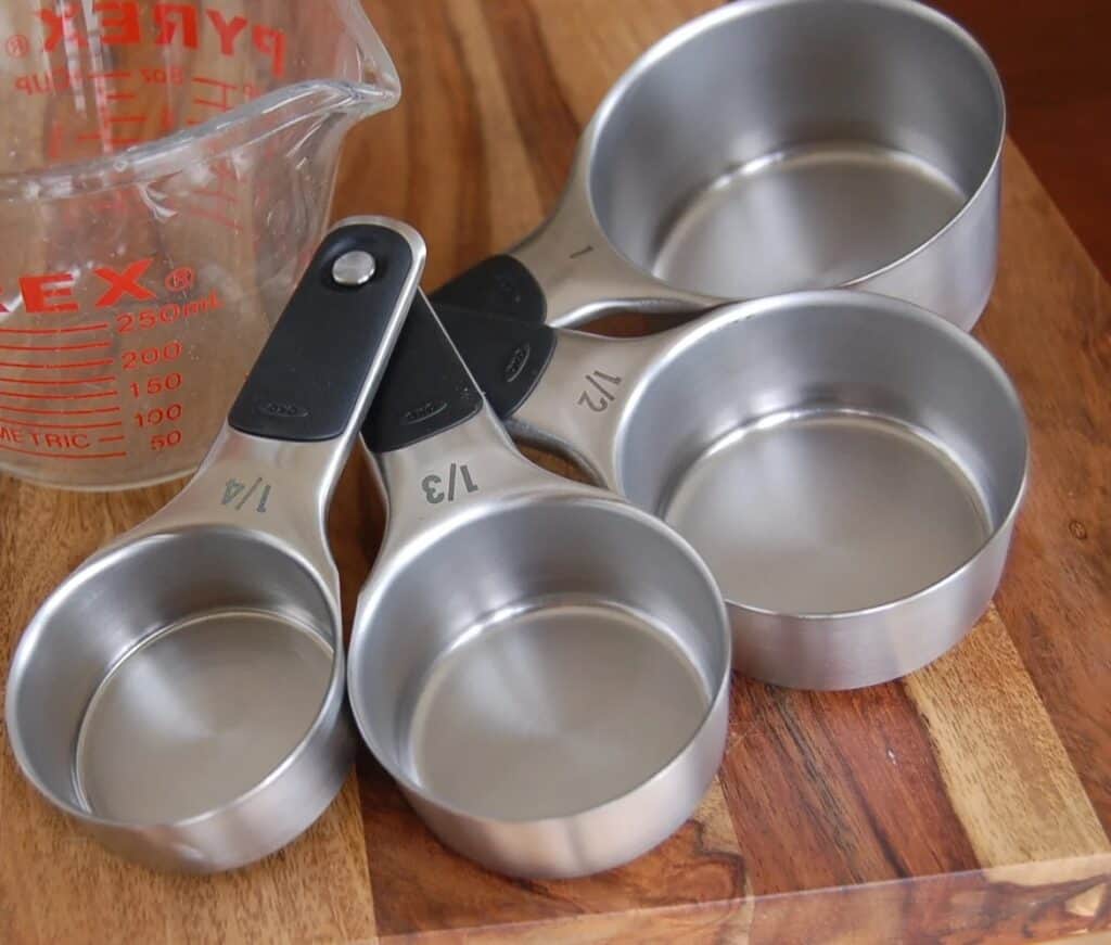 Πόσες ουγγιές σε ένα φλιτζάνι (ξηρές και υγρές μετρήσεις) Πόσες ουγγιές σε ένα φλιτζάνι