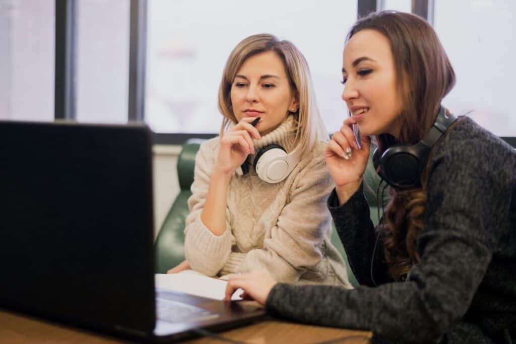 Как эффективно улучшить навыки общения 5 Женщина в наушниках на шее смотрит на ноутбук