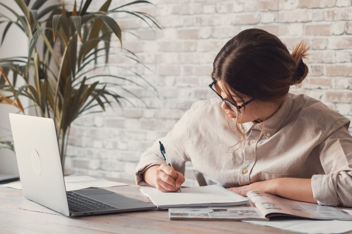 Огляд штучного інтелекту: Все, що потрібно знати + як користуватися