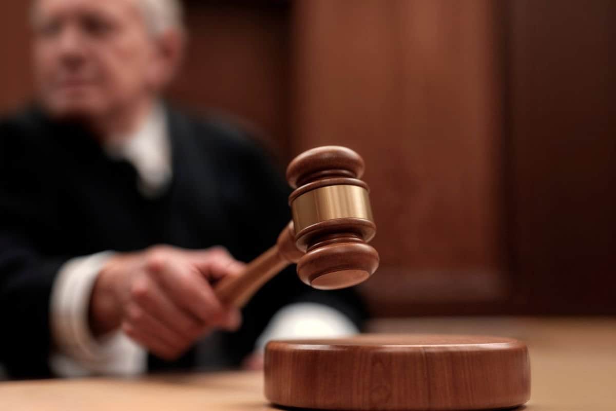 Суддя з молотком у залі суду