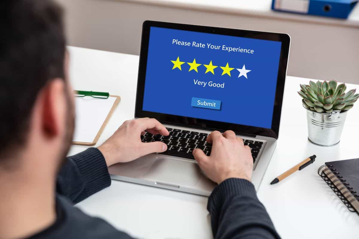 Guida ai metodi di raccolta dati per principianti 5 Man working with a computer 4 stars