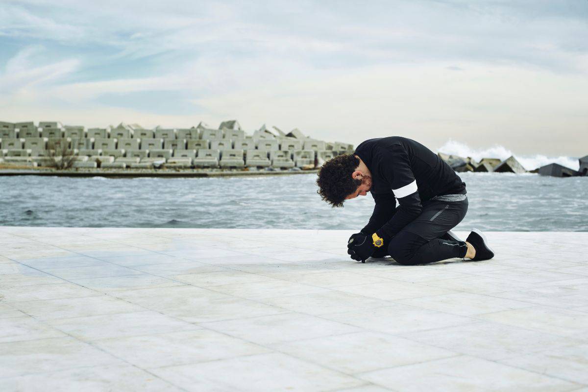 На коленях или на коленях: Что правильно?