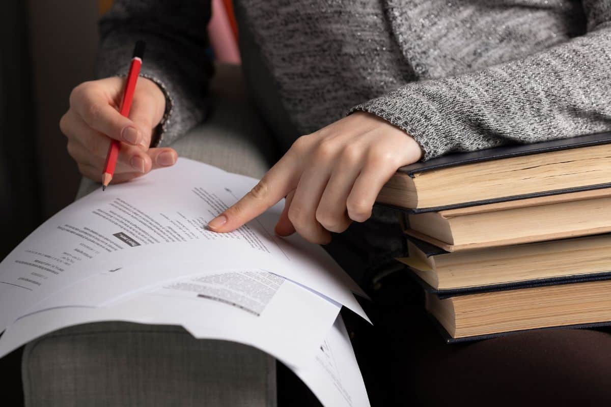 Scholarship Essay Guide: Tips and Examples to Succeed