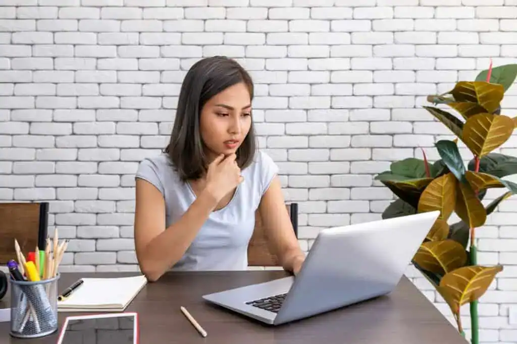 Google Bard vs Gemini: ¿Cuáles son las principales diferencias? 4 Mujer asiática autónoma que trabaja desde casa.