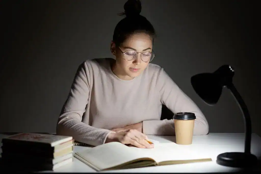 Come citare un'opera teatrale: Guida completa con esempi 5 Un'adolescente impegnata legge un libro