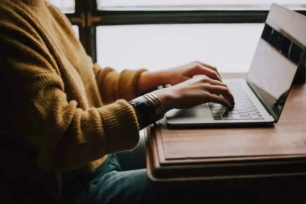 Como tornar o ChatGPT indetectável: Dominando a arte de conversas sutis com IA 9 Uma pessoa digitando em um laptop