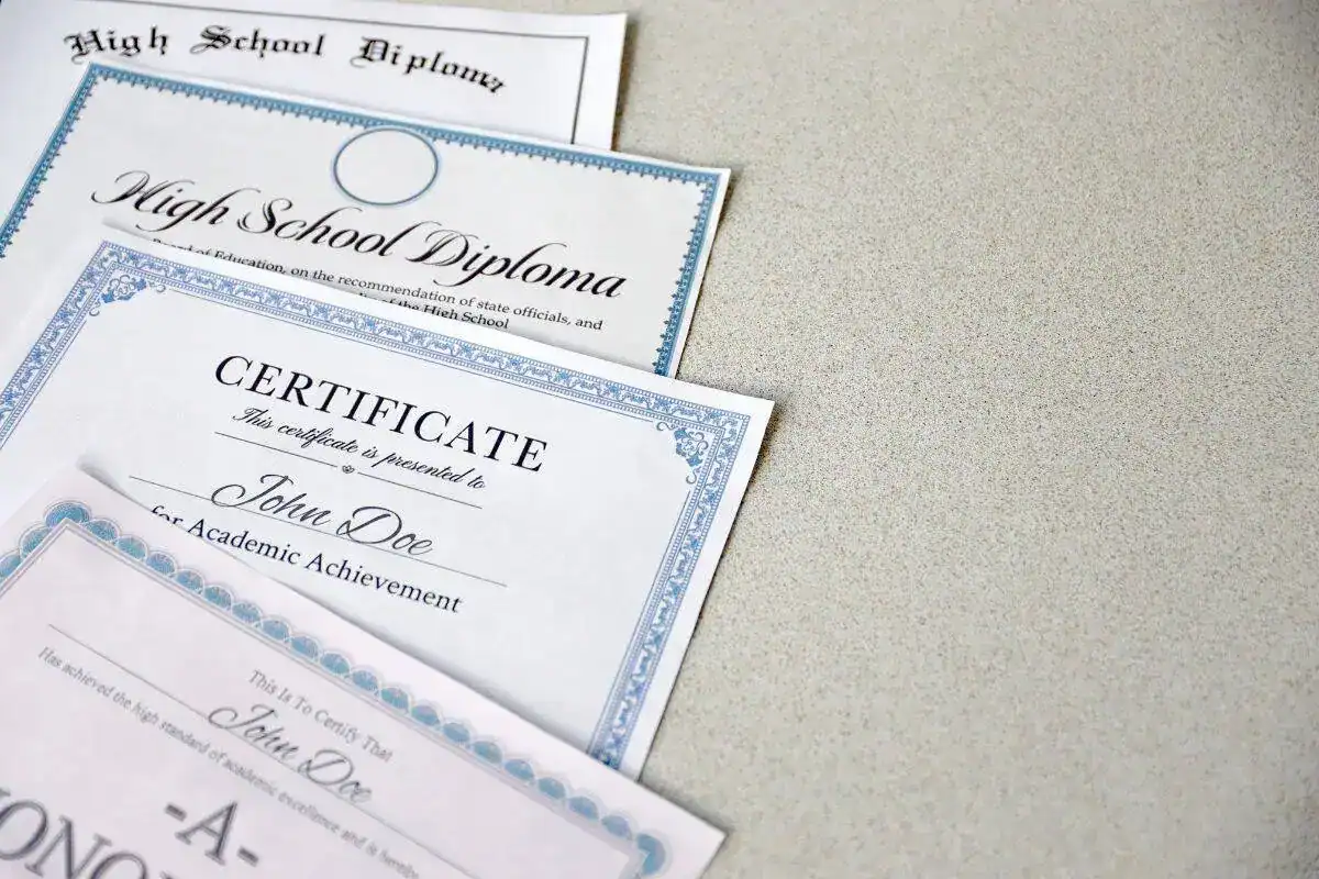 A honor roll recognition certificate of achievement