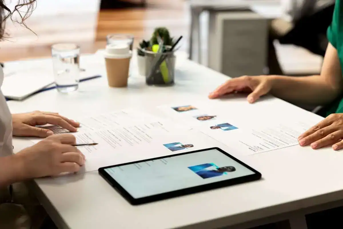 Hr manager using device to evaluate if applicant qualifications
