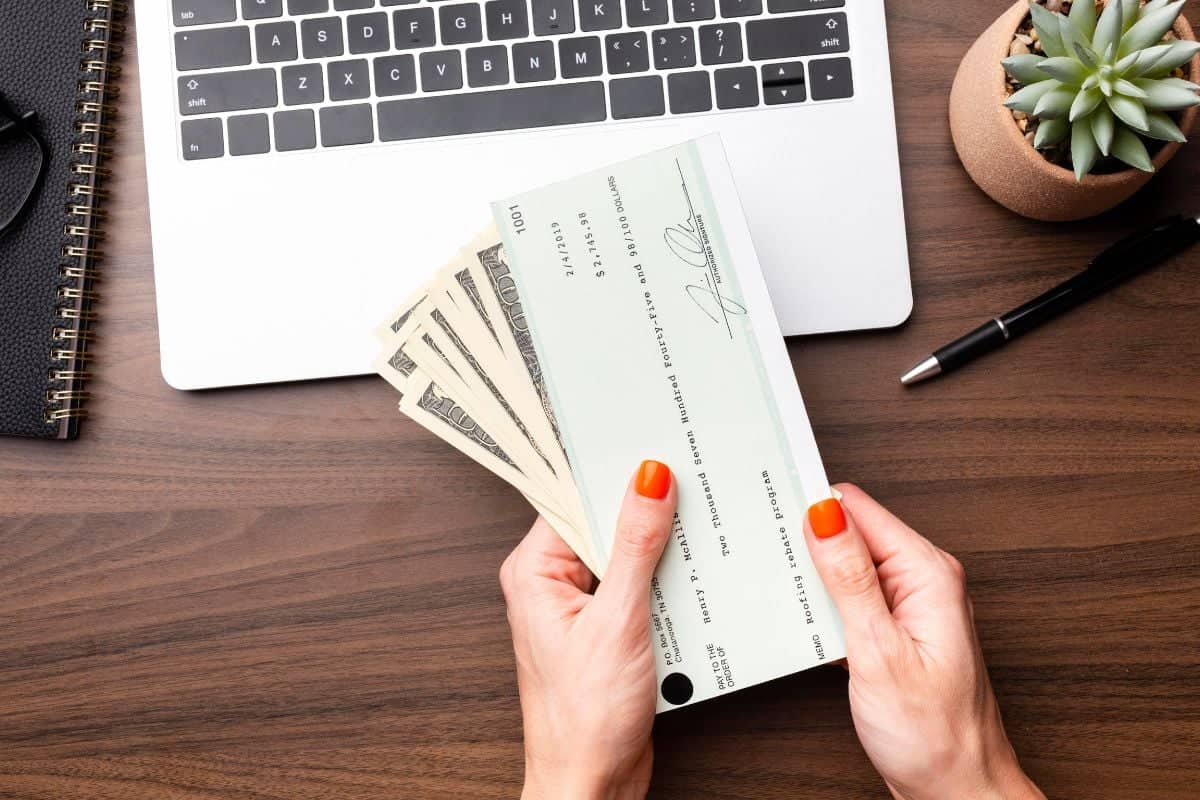 How to Use Cheque vs Check Correctly