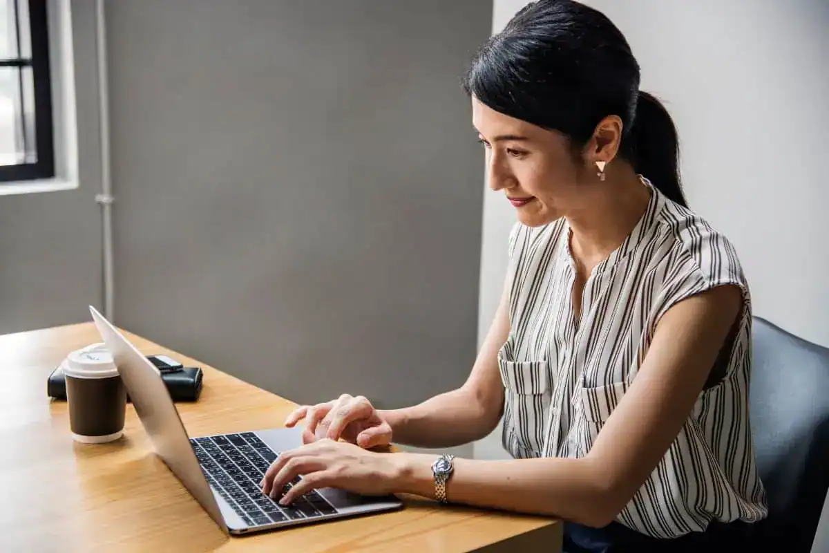 Comment utiliser ChatGPT pour le travail, les études ou les CV ?