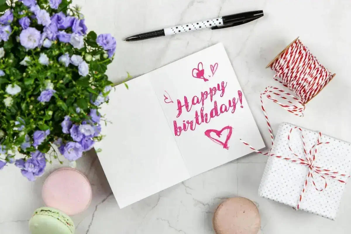 Souhaits d'anniversaire pour un ami : 99 idées créatives