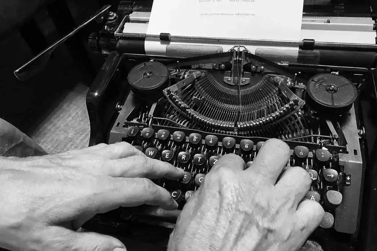 Dispositivi letterari: Elenco completo con esempi
