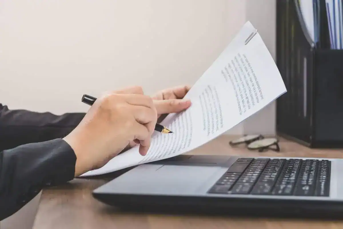How to Write an Administrative Assistant Cover Letter + Examples