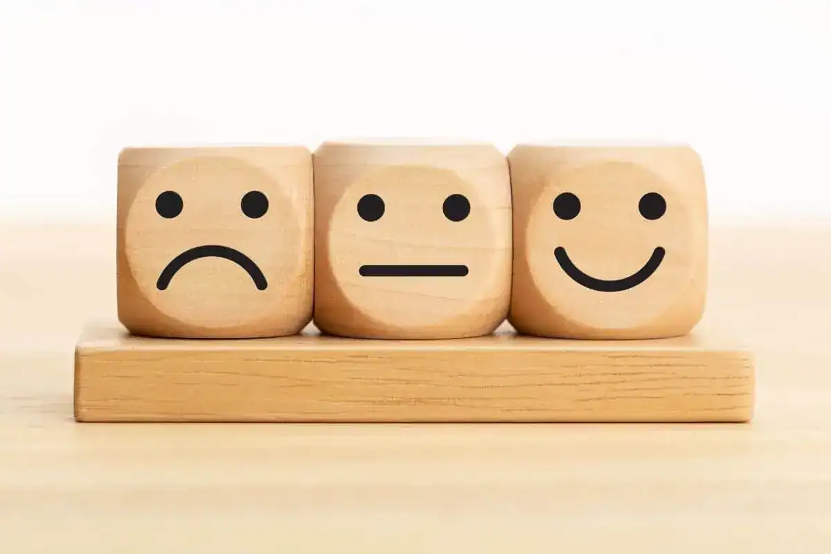 Aggettivi negativi: Significato, elenco e suggerimenti d'uso