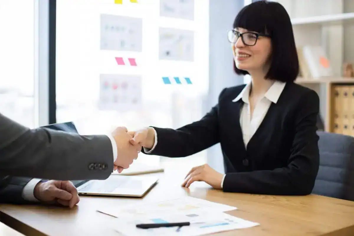 Comment accepter une offre d'emploi : Conseils pour l'envoi d'un courriel, d'un appel ou d'une lettre
