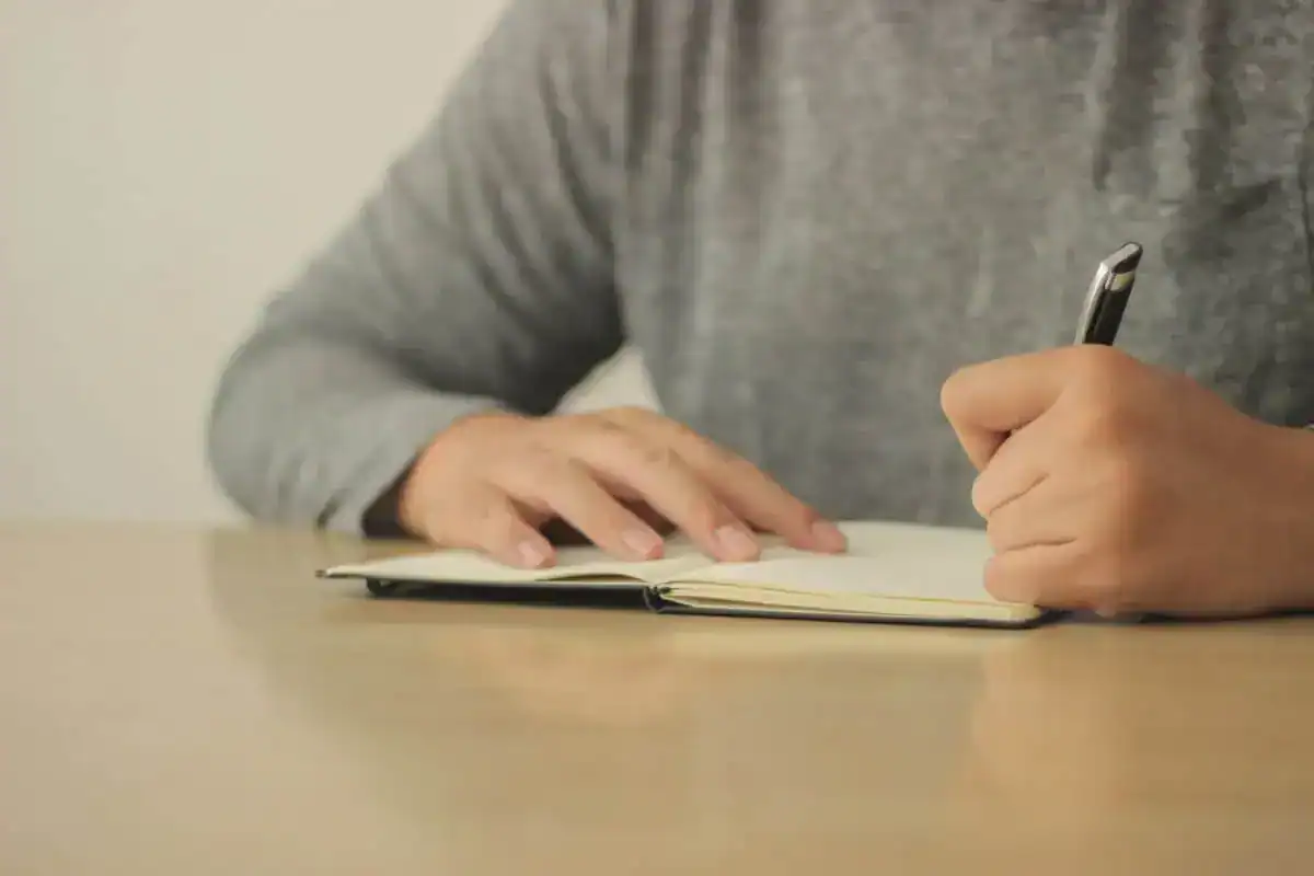 Comment rédiger une dissertation analytique (avec exemples et conseils)