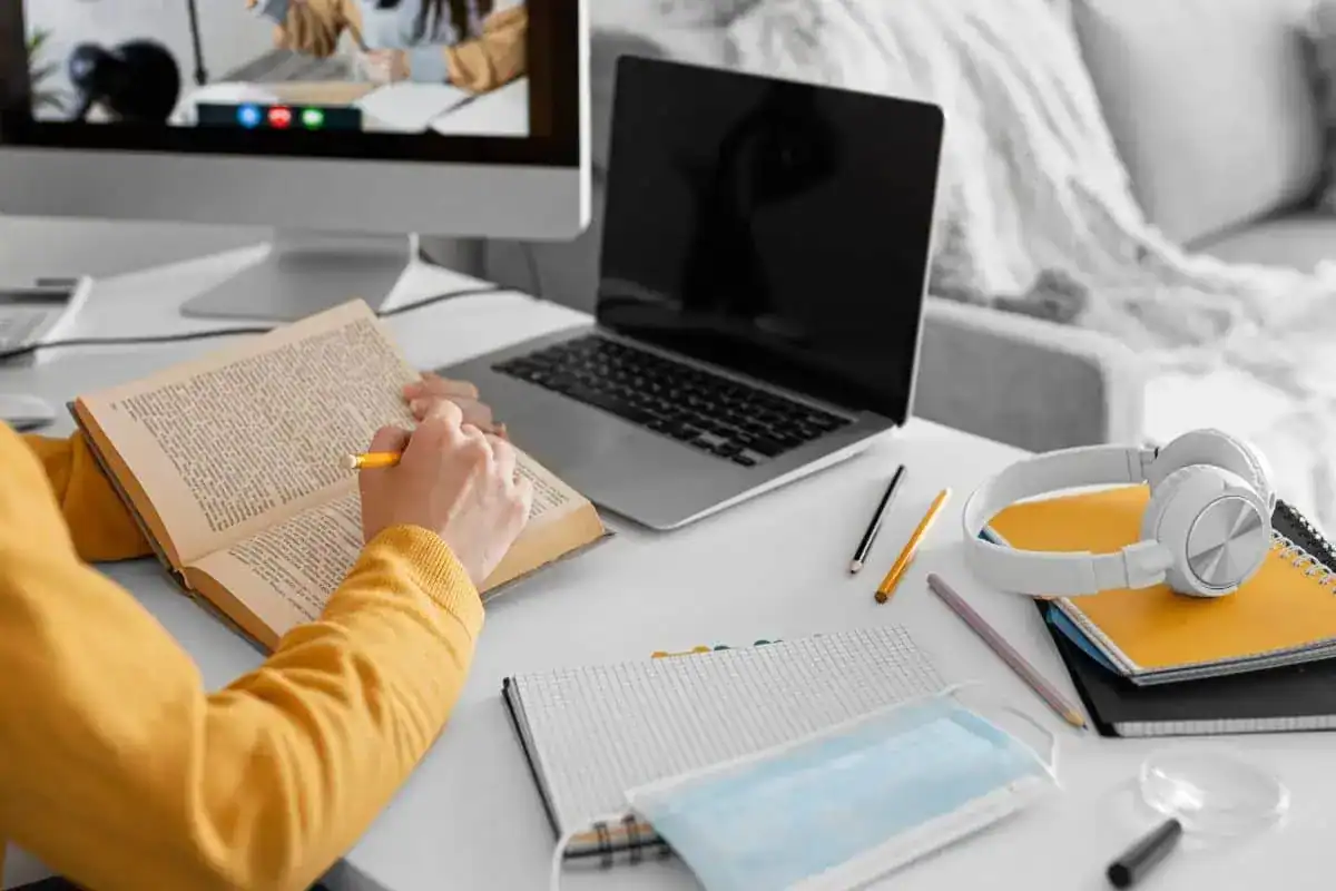 Gros plan sur un élève lisant un livre