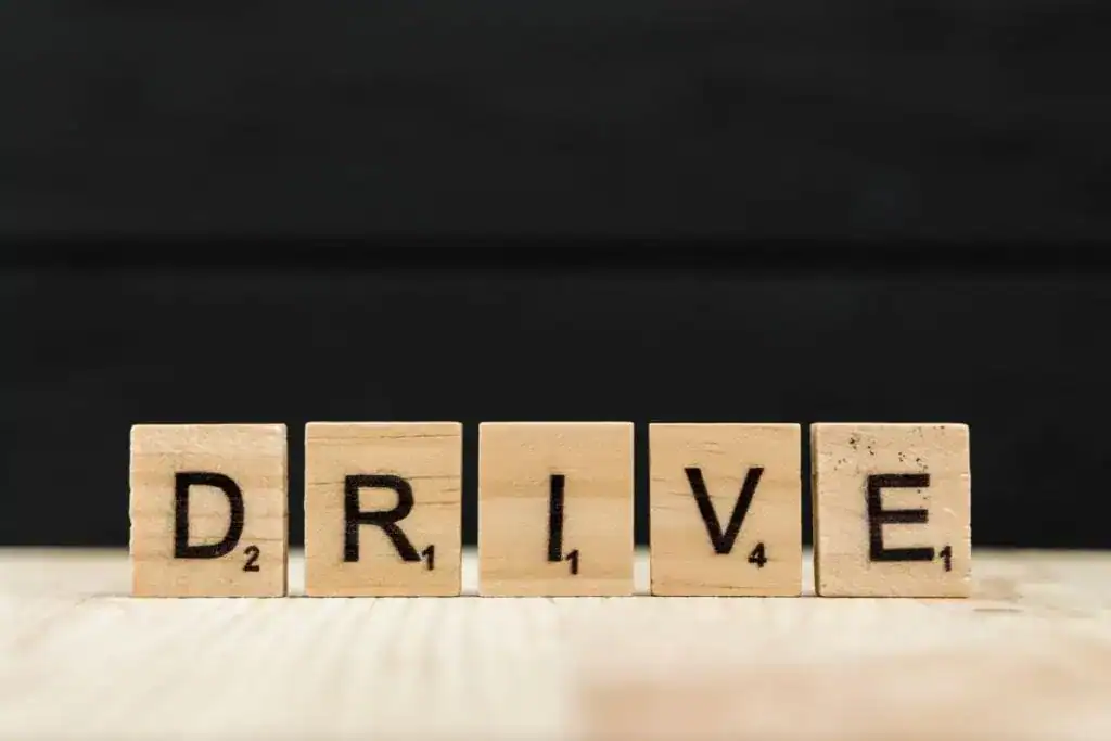 Das Wort drive wird mit Holzbuchstaben geschrieben
