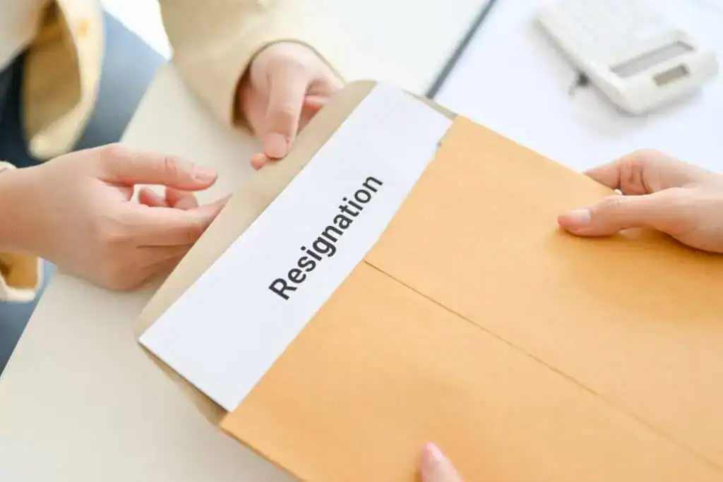 Comment écrire une lettre de démission en quelques minutes : 5 exemples 5 An office employee sending a resignation letter