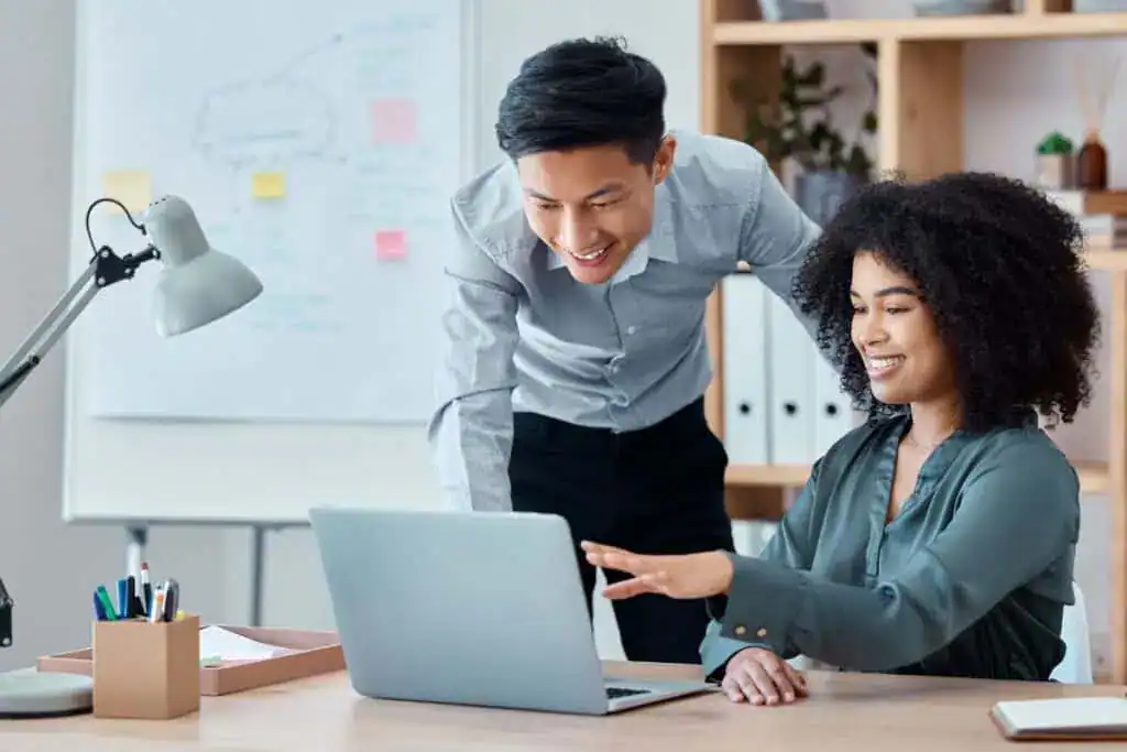 13 formas de utilizar ChatGPT en el trabajo para impulsar tu flujo de trabajo 5 Business people laptop and digital marketing collaboration